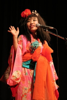 Shizuru Ootaka, singer of “Natsu wo Miteita” (Hotarubi no Mori e)